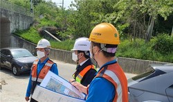 손명철 수도권광역본부장이 경강선 재해우려개소를 방문해 시설물을 점검하고 있다.