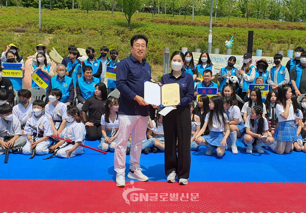 오승한 회장이 청소년 장학금을 수여하고 있다