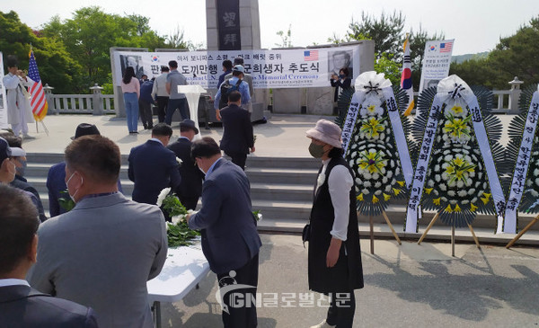 파주 임진각 망배단에서 열린 판문점도끼만행사건의 희생자 보니파스 소령과 배럿 대위에 대한 첫 민간 주도의 추도식에서 추도객들이 헌화하고 있다