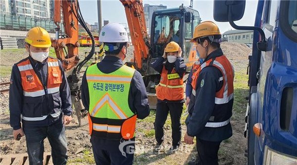 손명철 수도권광역본부장이 인천역 구내 작업현장을 방문해 안전 의무사항을 점검하고 있다.
