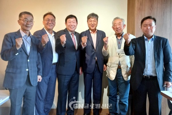 정문헌 종로구청장 당선인과 종로구관광협의회 임원들이 간담회를 마치고 종로 관광 발전을 다짐하며 파이팅 하고 있다. 우측부터 오병호이사, 신동은이사, 정문헌당선인, 박복신 회장, 장제창부회장, 황금연부회장)