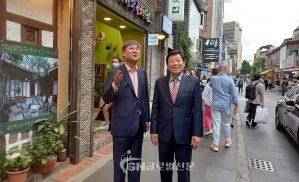 정문헌 종로구청장 당선인과 종로구관광협의회 박복신 회장이 거대문화관광벨트 인터뷰를 마치고 인사동을 둘러보고 있다.)