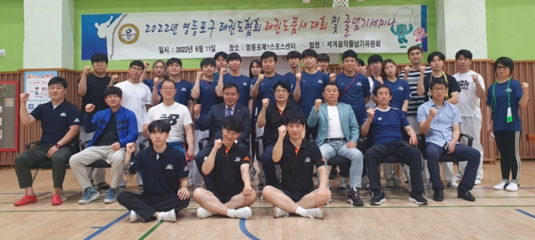 좌로부터 세계줄넘기위원회 이동석 교육이사, 영등포구태권도협회 박정화 수석부회장, 이자형회장님, 그리고 협회 임원님들