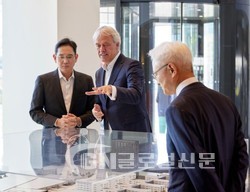 이재용 삼성전자 부회장이 네덜란드 에인트호번에 있는 ASML 본사에서 피터 베닝크(Peter Wennink) ASML CEO와 협력 방안을 논의하고 있다