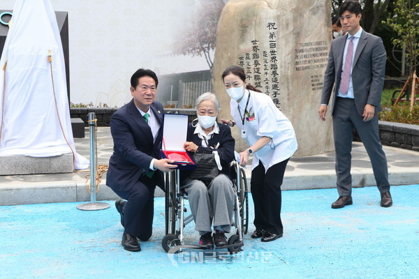 이동섭 국기원장이 고 김운용 국기원 초대 원장의 배우자인 박동숙 여사에게 감사패를 수여하고 기념촬영을 하고 있다.