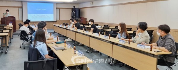 수도권광역본부와 인재개발원 주니어보드 위원이 공사의 조직문화 개선방향에 대해 논의하고 있다.