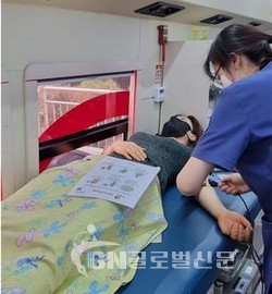 수도권광역본부 송옥순 과장이 ‘생명나눔! 헌혈 행사’에 참여하고 있다.