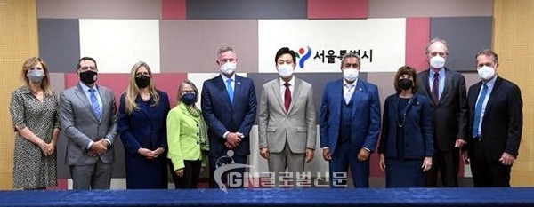 왼쪽부터 사비네 슐레이드트 FMC 최고운영책임자, 마크 그린 의원, 제니퍼 웩스턴 의원, 마리아네트 밀러-믹스 의원, 스콧 피터스 의원, 오세훈 시장, 아미 베라 의원, 캐시 매닝 의원, 토마스 번 코리아 소사이어티 회장, 에드 케이스 의원