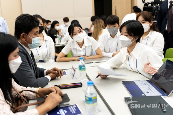 각국의 대학 총장 앞에서 프로젝트를 발표하는 리더스 컨퍼런스 기획단_유니브리더스 제공