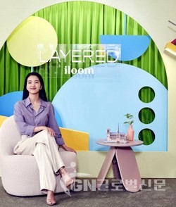 일룸 모델 배우 김태리가 일룸 팝업 스토어 ‘레이어드 일룸’에 방문해 포즈를 취하고 있다