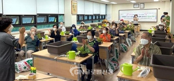 지난달 28일 진행한 여름 모종 심기 교육과 실습 모습