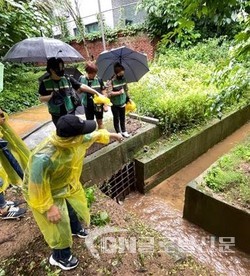 지난달 30일 은평구 여성민원대는 폭우 속에서 장마철 안전취약지를 점검했다.