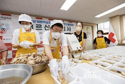 7일 광진적십자 봉사나눔터에서 열린 어르신 효행사에서 삼계탕을 포장하고 있는 김경호 광진구청장