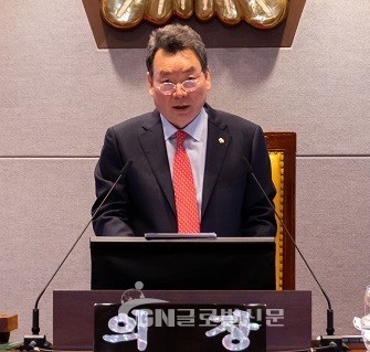 당선소감을 말하는 김형대 의장