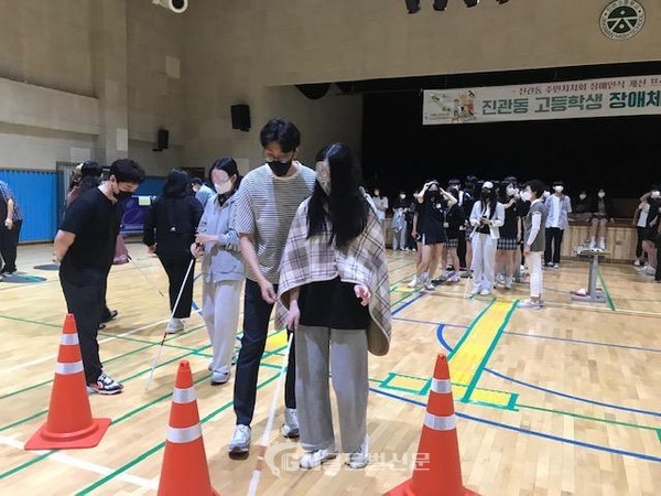 장애체험 프로그램에 체험하고 있는 학생들의 모습