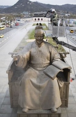 서울 광화문광장에서 세척기를 활용해 세종대왕상의 묵은 때를 벗겨내고 있다. 연합뉴스