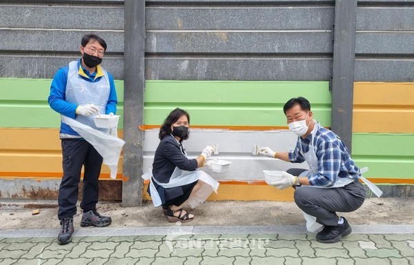 이교순 수도권광역본부 영등포시설사업소장(왼쪽)과 김찬숙 영등포구자원봉사센터장(가운데), 윤재용 도림동장(오른쪽)이 방음벽 도색작업을 하고 있다.
