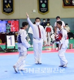 A매치 겨루기 경기 이형은 세계태권도연맹(W.T) 국제심판 판정 모습