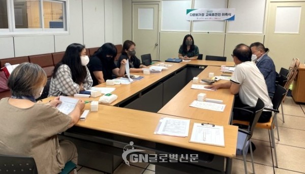 [사진제공=아시아문화연구소]아시아문화연구소에서 '다문화 교육후견인 위촉식'을 진행하고 있다.