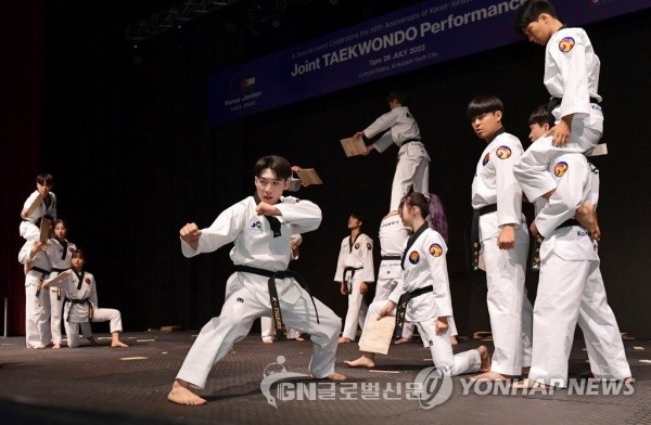 '태권도로 하나 된 한국-요르단' 26일(현지시간) 요르단 암만 ‘문화 궁전’(Cutural Palace)에서 열린 한-요르단 수교 60주년 행사에서 K타이거즈 시범팀이 태권도 시범을 선보이고 있다. (사진=연합뉴스)