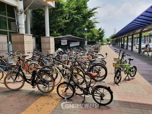 4호선 정왕역 1번 출구 시간장애인용 유도 점자블록 위에 방치된 자전거