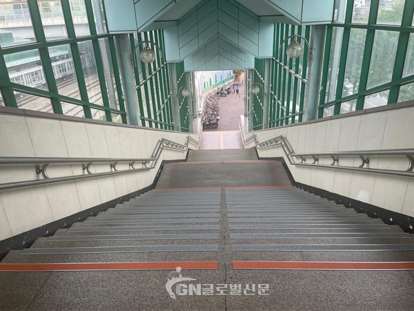 미끄럼 방지용 논슬립 패드를 기존에 설치한 오류동역 계단 사진