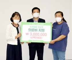 고흥군장애인복지관이 지역 주민 후원자와 시각장애 청소년 가정에 후원금을 전달했다
