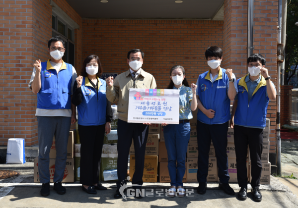 손명철 수도권광역본부봉사단장(왼쪽에서 세 번째)가 김아리 서울성로원장(왼쪽에서 네 번째)에게 생필품과 후원금을 전달하고 있다.