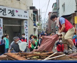 군포시 산본1동에서 자원봉사자들이 물에 젖은 가구를 옮기며 수해복구 자원봉사 활동이 진행되고 있다