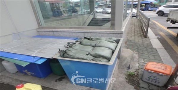 서울시가 초강력 제11호 태풍 ‘힌남노’가 북상함에 따라 시민들의 소중한 인명과 재산을 보호하고 피해를 최소화하기 위해 선제적 대응에 총력을 다하겠다고 밝혔다. 준비된 모래마대. ⓒ서울시