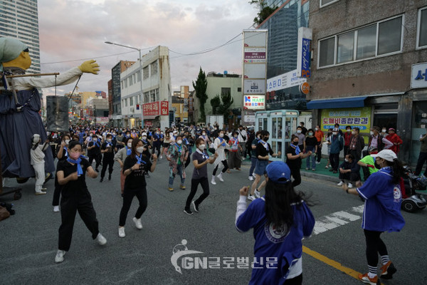 개막 놀이 시민 참가단 500여 명과 시민 관광객이 함께 춤을 추고 있다
