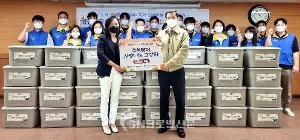손명철 수도권광역본부봉사단장(오른쪽)이 김찬숙 영등포구 자원봉사센터장(왼쪽)에게 효상자를 전달하고 있다.