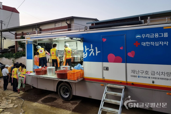 우리금융그룹이 태풍 힌남노 피해지역인 경북 포항시 복지회관에 긴급구호세트와 우리금융 구호급식차량을 지원하고 있다