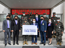 기부금 전달식을 가진 후 성대규 사장(앞줄 오른쪽에서 네 번째)이 임성근 사단장 등과 기념 촬영을 하고 있다