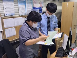 광명관리역 직원(오른쪽)이 중대재해 예방 교육 시행 여부를 점검 중이다.