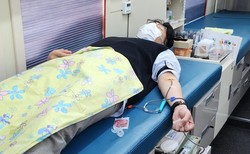 한국철도 수도권광역본부직원이 ‘생명나눔! 헌혈 행사’에 참여하고 있다.