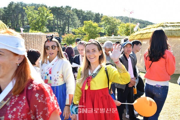 한복 입고 놀러오세요(2018 안성맞춤 남사당 바우덕이 축제에 한복 입고 방문한 모습)