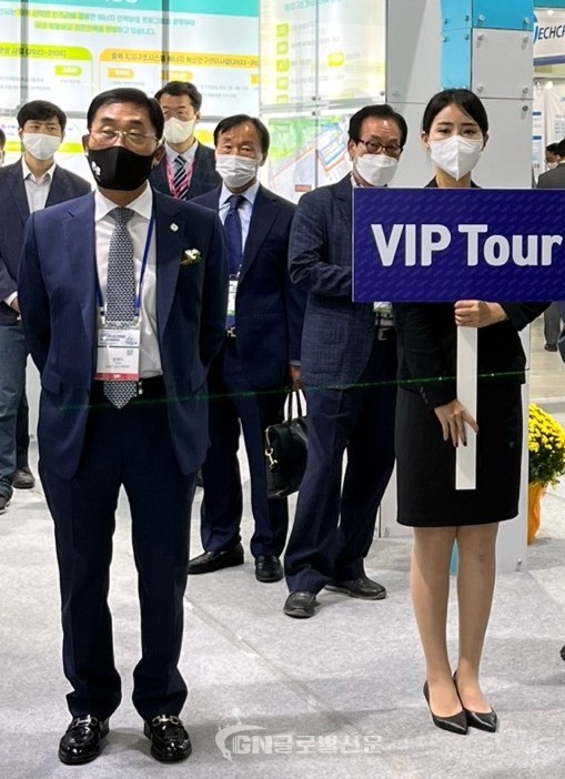 넷제로 2050 기후재단 장대식 이사장, 김종훈 전라북도 정무부지사, 강임준 군산시장,군산새만금컨벤션센터(GSCO)에서 개최된 ‘2022 전라북도 신재생에너지 박람회’에서 넷제로 2050 전시‧홍보관을 내빈들과 둘러보고 있다.