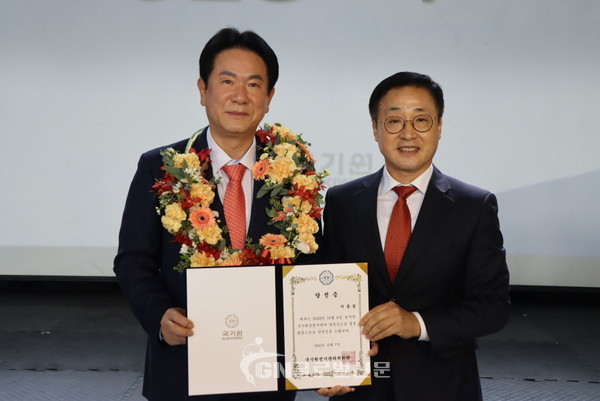 이동섭 국기원 원장에게 김목운 국기원선거관리위원회 위원장(오른쪽)이 당선증을 전달한 후 기념촬영을 하고 있다.