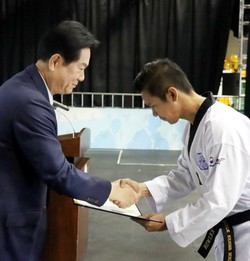 우수 교육생에게 이동섭 국기원 원장이 표창장을 수여하고 있다.