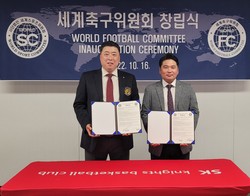 왼쪽부터 세계스포츠위원회 서현석 위원장, 세계축구위원회 정우진 회장
