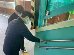 김명환 영업처장(앞쪽)이 계단 핸드레일의 점자표지 상태를 점검하고 있다.