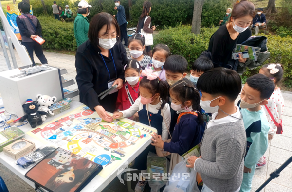 찾아가는 기차여행 상담소 부스에서 아이들이 전국철도지도를 활용한 게임에 참여하고 있다.