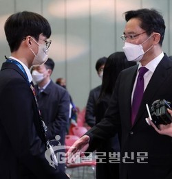 이재용 삼성전자 부회장이 ‘2022 국제기능올림픽 특별대회 고양’ 폐회식 행사장에서 대한민국 국가대표 선수단과 악수를 나누며 격려하고 있다