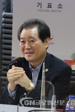 전갑길 이사장이 국기원 이사장 선출을 확정 지은 뒤 소감을 피력하고 있다.