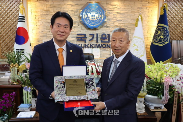 지난 10월 16일(일) 오후 5시 국기원 원장실에서 이동섭 국기원 원장(왼쪽)이 명예이사장으로 활동한 세르미앙 응 국제올림픽위원회(IOC) 부위원장(오른쪽)에게 감사패를 수여하고 기념촬영을 하고 있다.