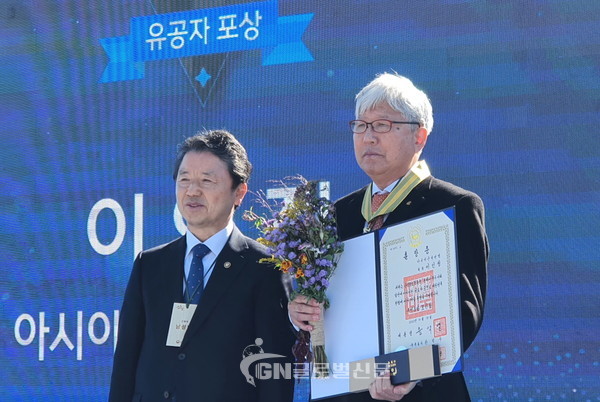 제21회 산의 날 기념행사에서 아시아산악연맹 이인정 회장이 국민훈장모란장을 수상했다. 오른쪽이 이인정 아시아산악연맹 회장. (제공= 대한산악연맹)