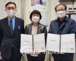 (왼쪽부터) 임상규 역장과 박은자씨, 이북희씨가 함께 기념촬영을 하고 있다.