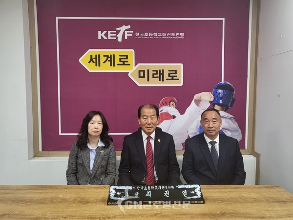 이수진 사무국장, 최권열 회장, 서정욱 전무이사