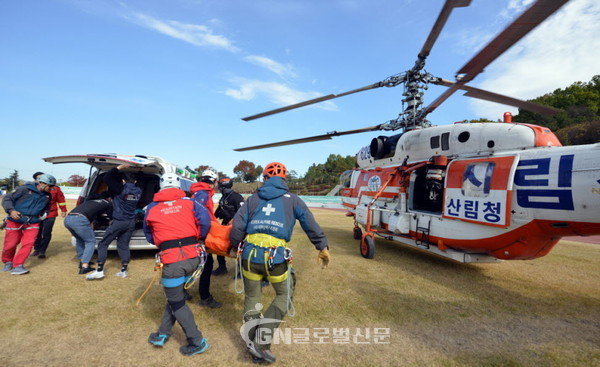 산림항공본부 헬기에서 대한산악구조협회 대원이 환자를 이송하는 장면. (제공= 대한산악연맹)